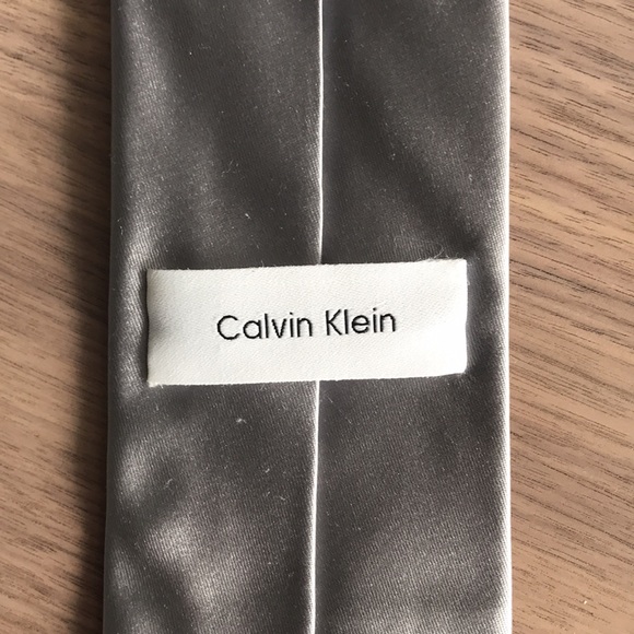 Like New! 100% Silk Tie Calvin Klein Gray Slim - Picture 4 of 5